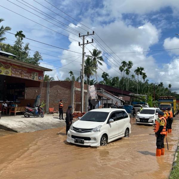 Satbrimob Polda Aceh Batalyon C Pelopor Kerahkan Personel Bantu Warga Terdampak Banjir